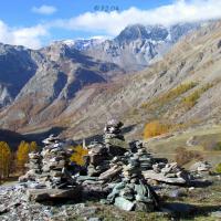 Entre les cairns… l’église de Maurin !