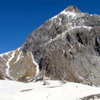 Au loin… la Cabane de Parouart