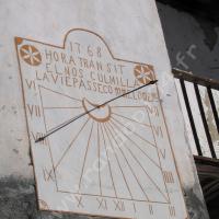 « L’heure passe et nous dépasse… »