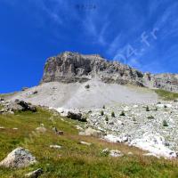 … au pied de la Grande Séolane