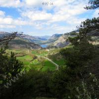 Au loin, la retenue du barrage