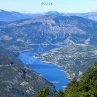 Zoom sur le lac de Serre-Ponçon…