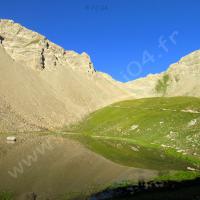 Lac coté 2494 m et au loin, col de la Petite Cayolle