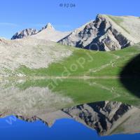 Au fond, à gauche : le Mont Pelat