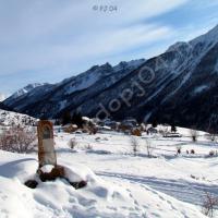 Saint Ours… Au premier plan : station du chemin de croix