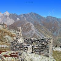 Cabane en ruines au-dessus du col