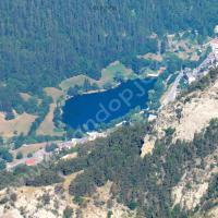 Dans le contre-bas… le lac du Lauzet au zoom