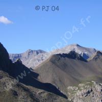 Du sommet… on aperçoit le Mont Pelat…