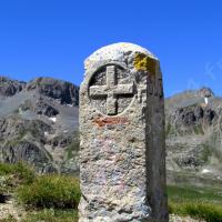 Borne frontalière : croix de Savoie