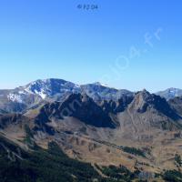 À l'arrière-plan des Brecs : Grand Cheval de Bois