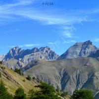 À gauche : le Brec de Chambeyron